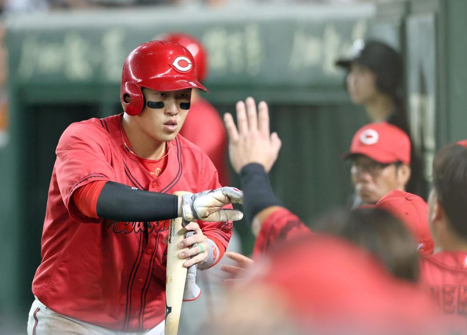 　５回、坂倉の適時二塁打で生還する小園（撮影・石井剣太郎）