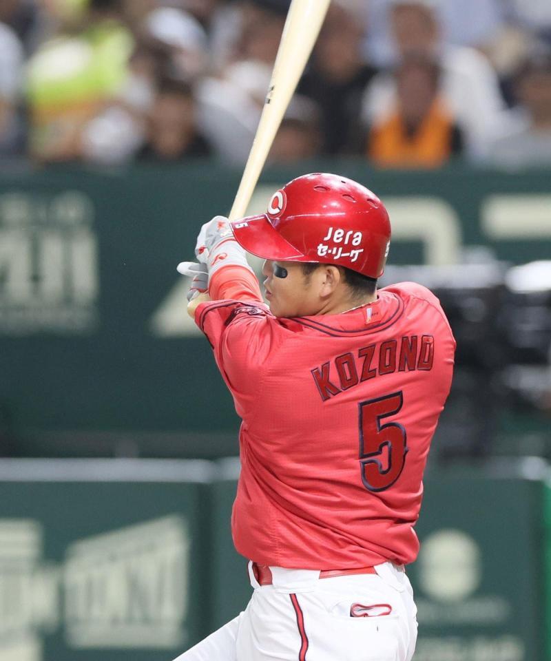 　１回、先制適時打を放つ小園（撮影・石井剣太郎）