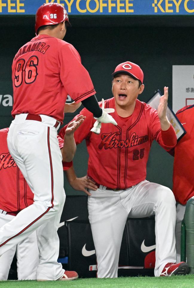 　１回、小園の先制打で生還した二走・中村奨を迎える新井監督