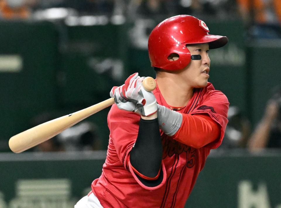 　１回、小園が右前に先制打を放つ