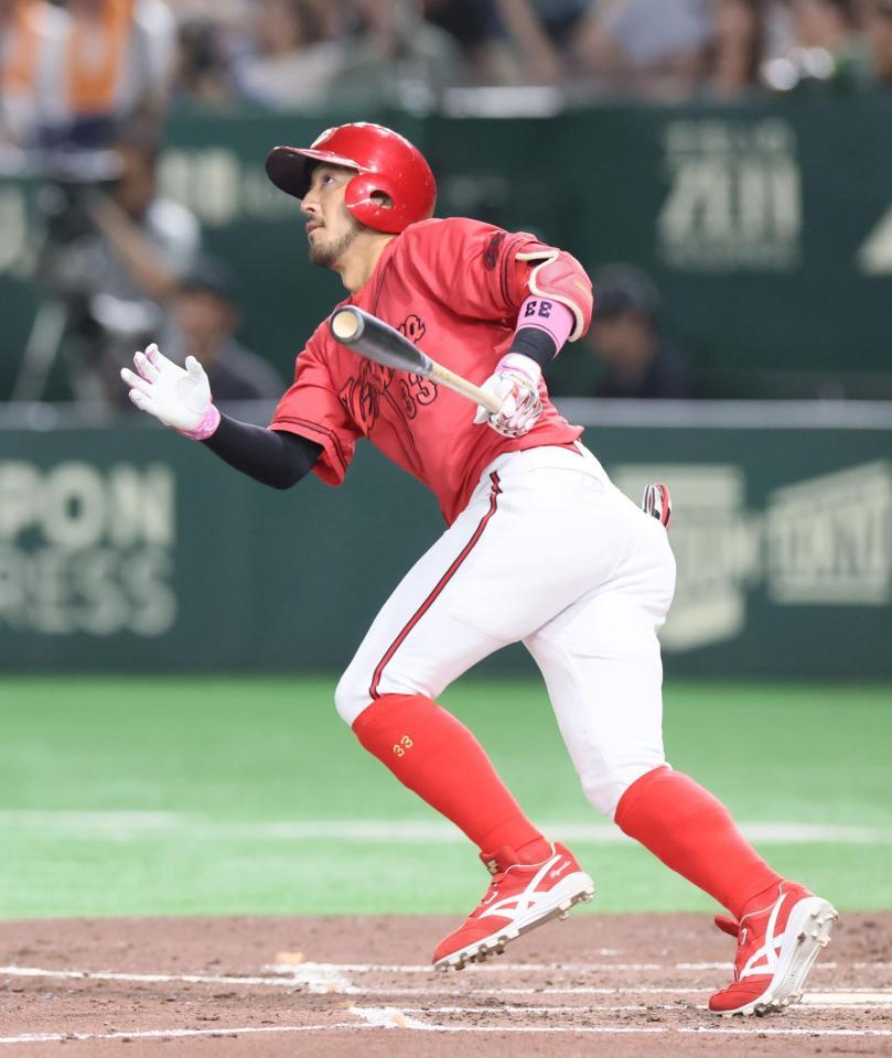 　４回、本塁打を放つ菊池（撮影・石井剣太郎）