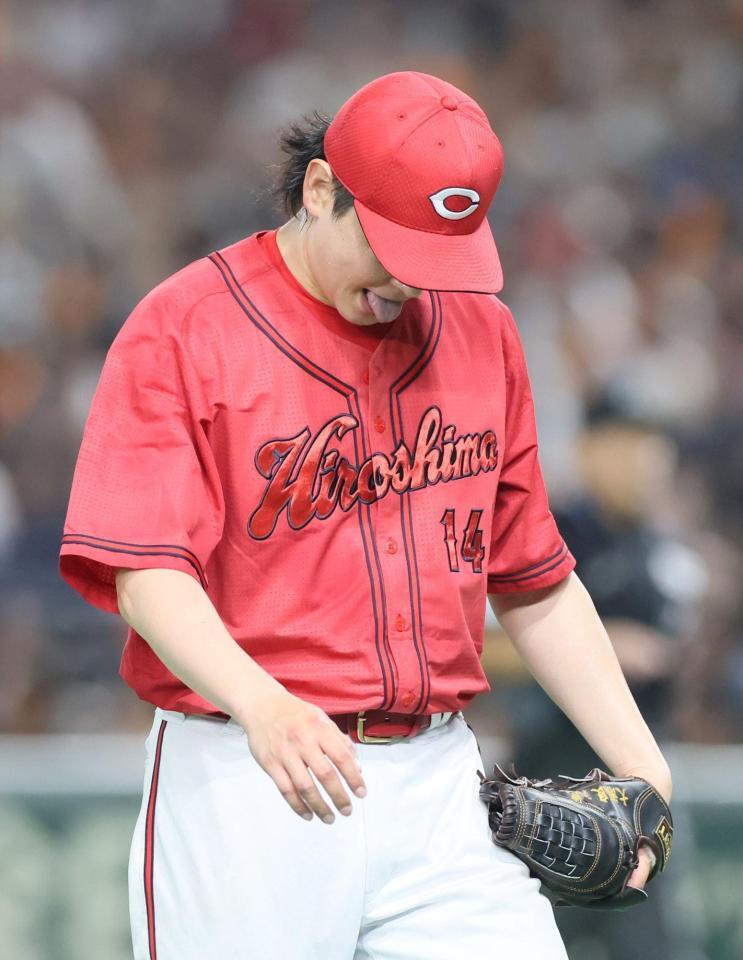 　４回を投げ終えベンチに戻る大瀬良（撮影・石井剣太郎）