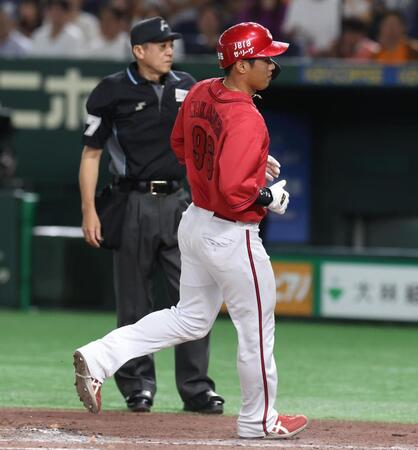 　３回、ファビアンの時に山崎が暴投。三塁走者・中村奨が生還（撮影・佐々木彰尚）