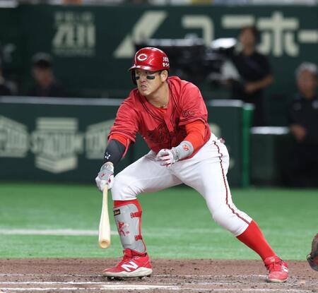 　７回、小園は遊撃に内野安打を放つ（撮影・佐々木彰尚）