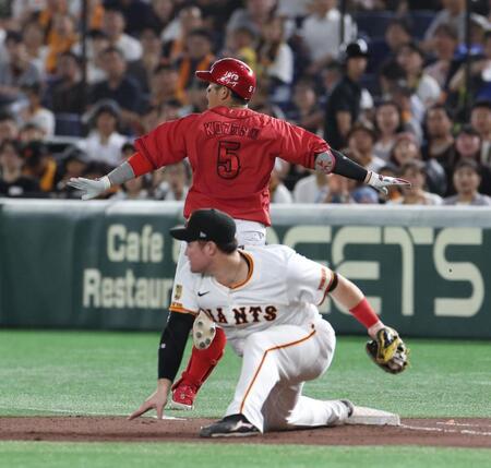 　７回、遊撃にゴロを放ち、一塁を駆け抜ける小園。内野安打に（撮影・佐々木彰尚）