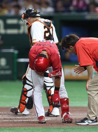 　６回、死球を受けた佐々木（撮影・佐々木彰尚）