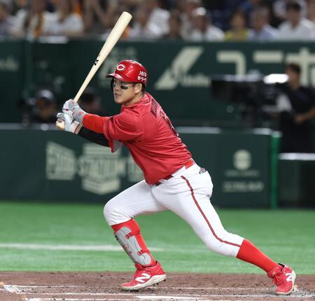 　３回、小園は左前打を放つ（撮影・佐々木彰尚）