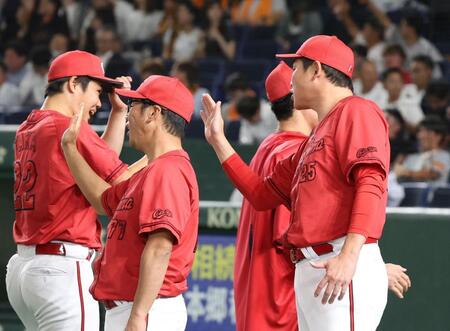 　高を出迎える新井監督（右）＝撮影・佐々木彰尚