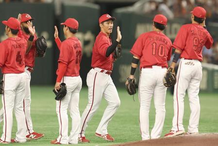 　勝利に喜ぶ広島ナイン（撮影・佐々木彰尚）