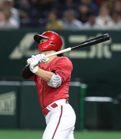 　９回、中村奨は左中間にソロを放つ（撮影・佐々木彰尚）