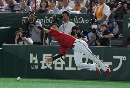 　３回、岡本の一邪飛を前川は捕れず（撮影・佐々木彰尚）