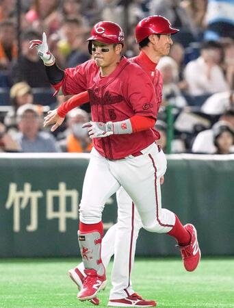 　１回、先制ソロを放った小園