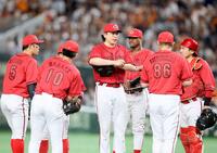 　６回、大瀬良（中央）のもとに集まるカープナイン（撮影・石井剣太郎）