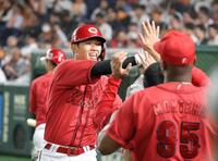 　９回、左中間にソロを放ちベンチ前でナインに出迎えられる中村奨（撮影・佐々木彰尚）