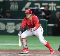 　７回、小園は遊撃に内野安打を放つ（撮影・佐々木彰尚）