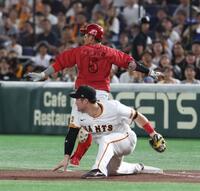 　７回、遊撃にゴロを放ち、一塁を駆け抜ける小園。内野安打に（撮影・佐々木彰尚）