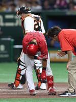 　６回、死球を受けた佐々木（撮影・佐々木彰尚）