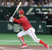 　３回、小園は左前打を放つ（撮影・佐々木彰尚）