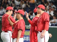 　高を出迎える新井監督（右）＝撮影・佐々木彰尚