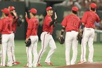 　勝利に喜ぶ広島ナイン（撮影・佐々木彰尚）