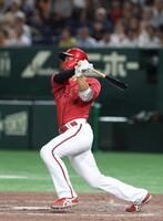 　９回、中村奨は左中間にソロを放つ（撮影・佐々木彰尚）