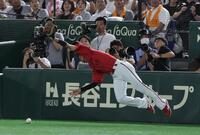 　３回、岡本の一邪飛を前川は捕れず（撮影・佐々木彰尚）