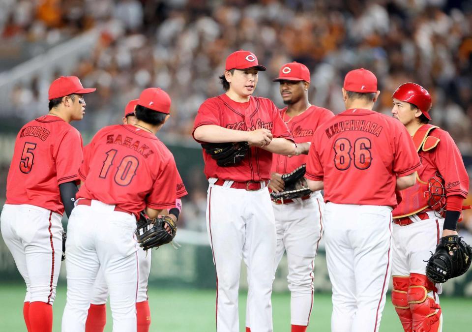 　６回、大瀬良（中央）のもとに集まるカープナイン（撮影・石井剣太郎）