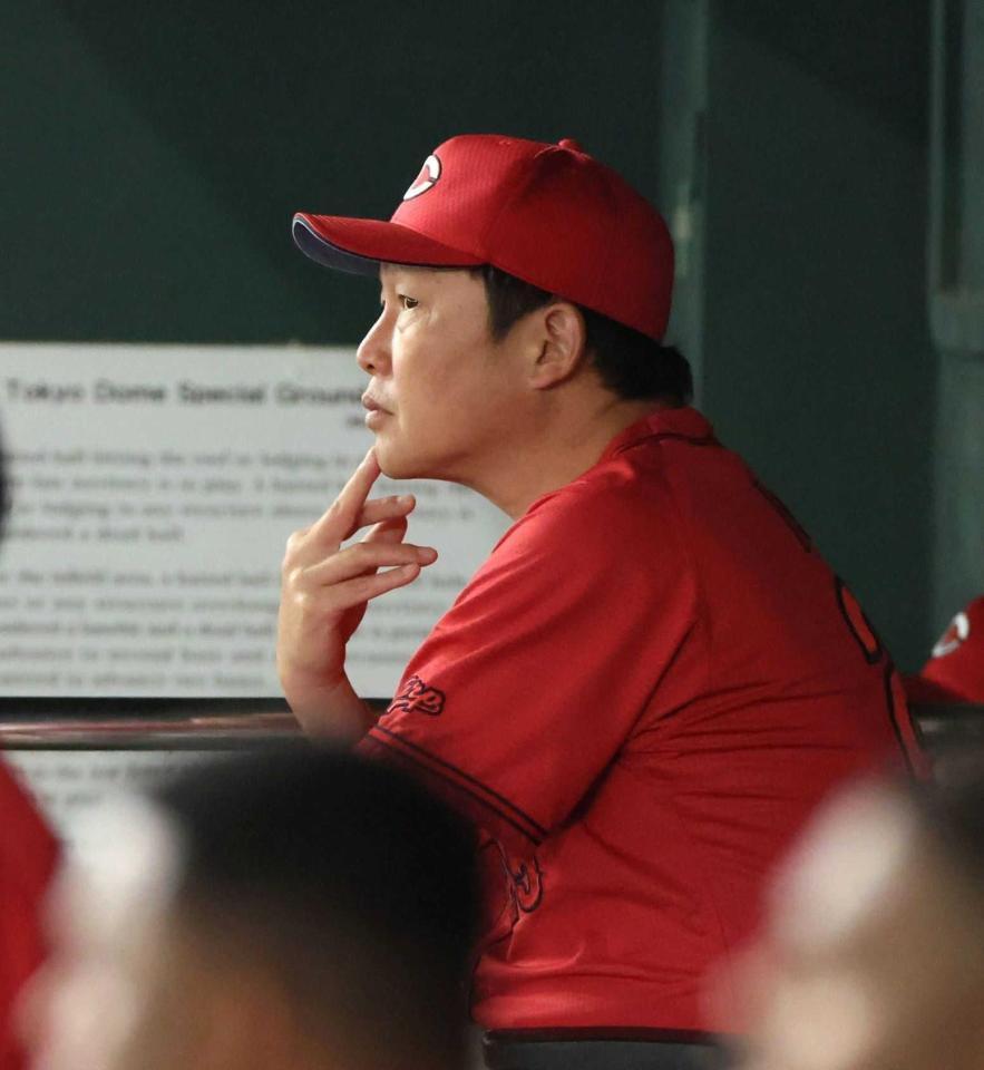 　ベンチで厳しい表情を見せる新井監督（撮影・石井剣太郎）