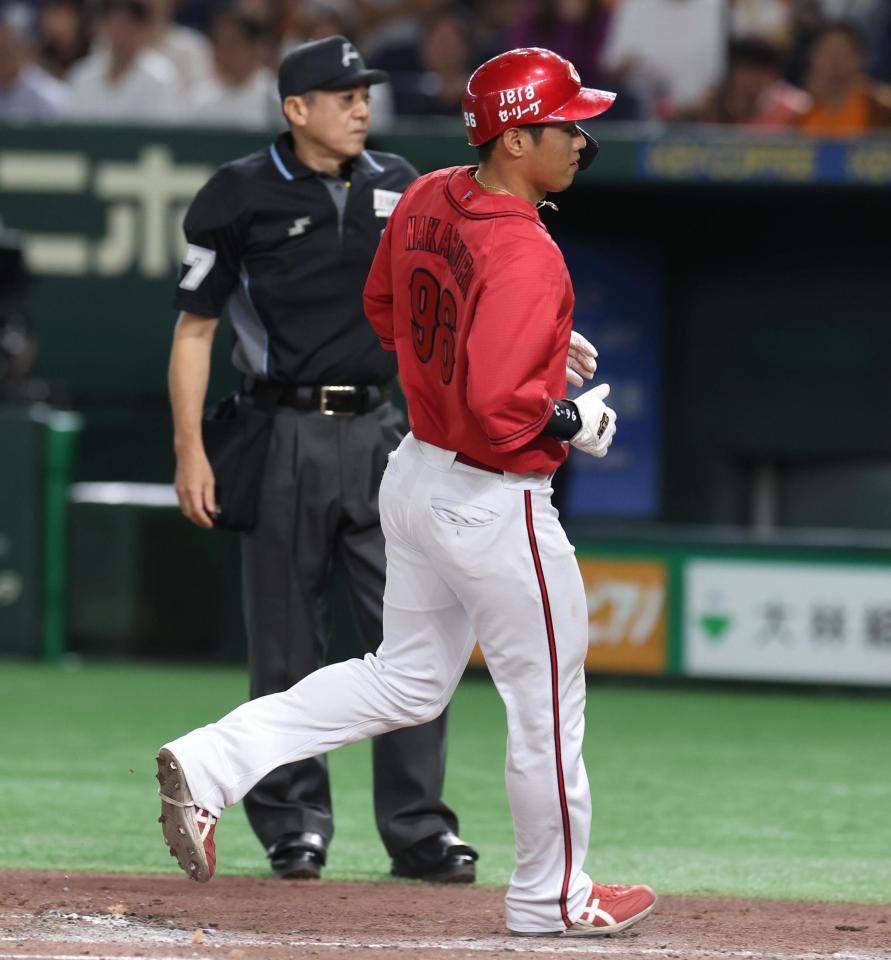 　３回、ファビアンの時に山崎が暴投。三塁走者・中村奨が生還（撮影・佐々木彰尚）