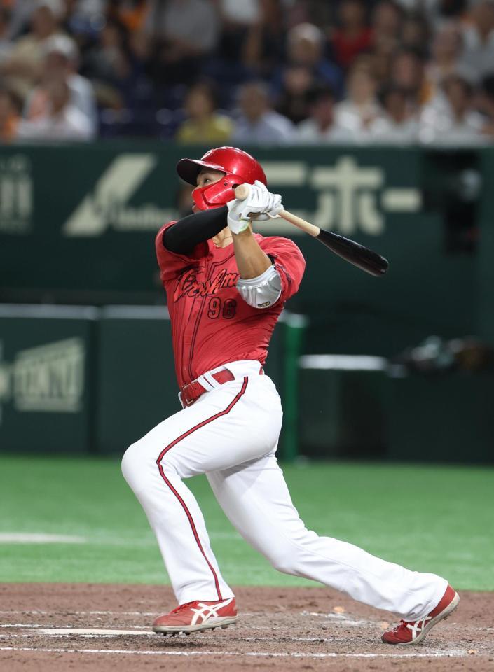 　９回、中村奨は左中間にソロを放つ（撮影・佐々木彰尚）