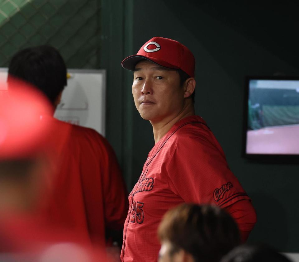 　６回、佐々木の死球で心配な顔を見せる新井監督（撮影・佐々木彰尚）