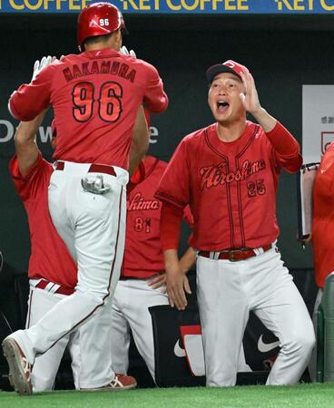 　９回表、勝ち越しソロを放った中村奨（左）を迎える新井監督