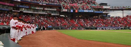 　故・山田和利さんをしのび、黙とうする広島、中日ナイン（撮影・市尻達拡）