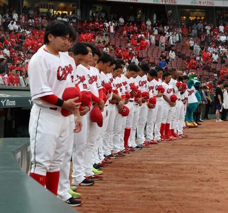 　故・山田和利さんをしのび、黙とうする広島ナイン（撮影・市尻達拡）