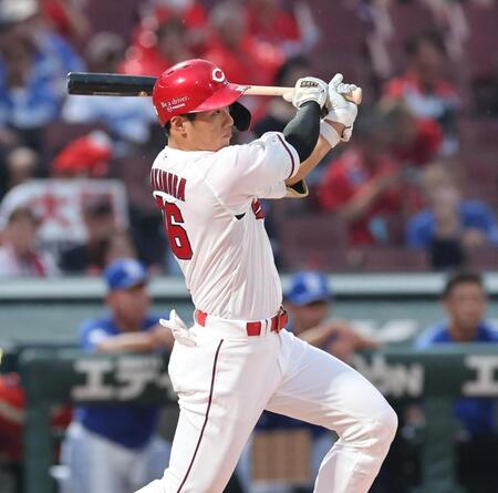 　１回、中前打を放つ中村奨（撮影・市尻達拡）