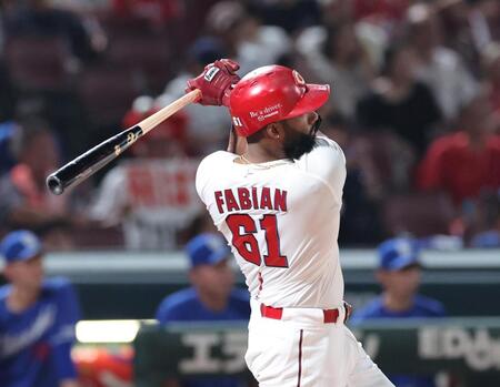 　３回、左中間へのタイムリー二塁打を放つファビアン（撮影・市尻達拡）