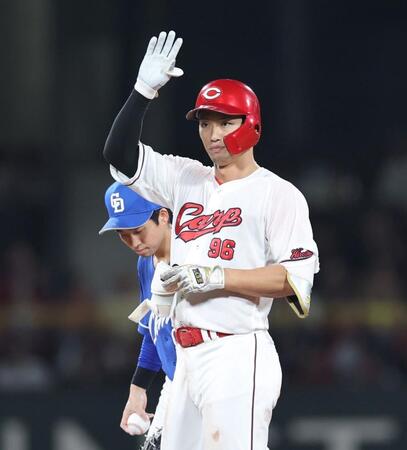 　４回、左越え二塁打を放ち、右手を上げる中村奨（撮影・市尻達拡）