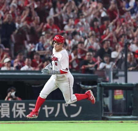 　３回、坂倉の２点タイムリー二塁打で本塁へ向かう小園（撮影・市尻達拡）