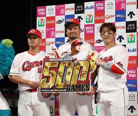 　お立ち台で、記念撮影をする（左から）森、中崎、小園（撮影・市尻達拡）