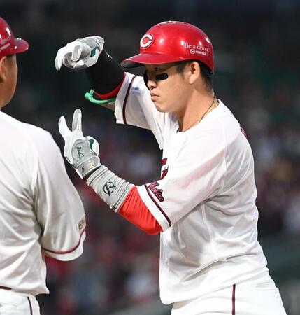 　１回、先制打を放ち、ポーズをとる小園