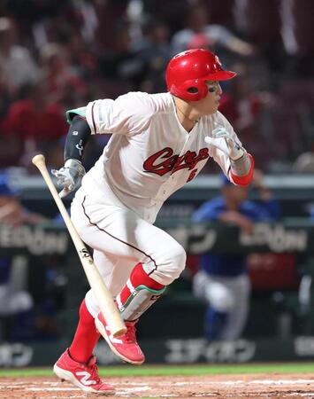 　３回、ショートへの内野安打で出塁する小園（撮影・市尻達拡）