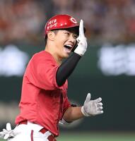 　９回、左中間にソロを放ち叫ぶ中村奨（撮影・佐々木彰尚）