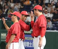 　決勝打の中村奨を出迎える新井監督（撮影・佐々木彰尚）