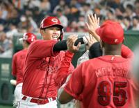 　９回、ナインに迎えられる中村奨（撮影・佐々木彰尚）　　