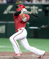 　９回、勝ち越しソロを放つ中村奨