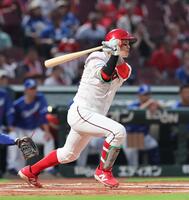 　１回、右前タイムリーを放つ小園（撮影・市尻達拡）