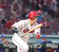 　１回、右前タイムリーを放つ小園（撮影・市尻達拡）