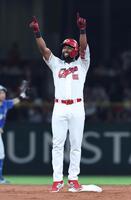 　３回、左中間へのタイムリー二塁打を放ち、両手を挙げるファビアン（撮影・市尻達拡）