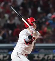 　３回、右越え２点タイムリー二塁打を放つ坂倉（撮影・市尻達拡）