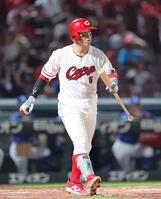 　５回、四球で出塁する小園（撮影・市尻達拡）